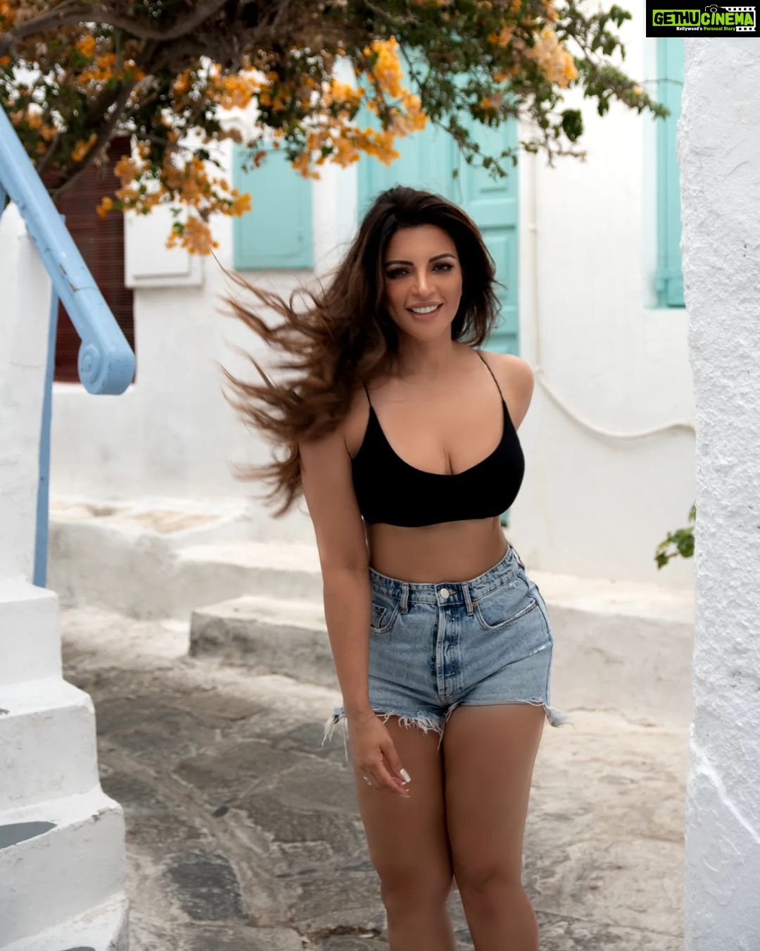 Shama Sikander Instagram - Palat 🎬 . . . #throwback #picoftheday #stylefashion #fashionable #photoshootdairies📷 #happiness💕 #shamasikander