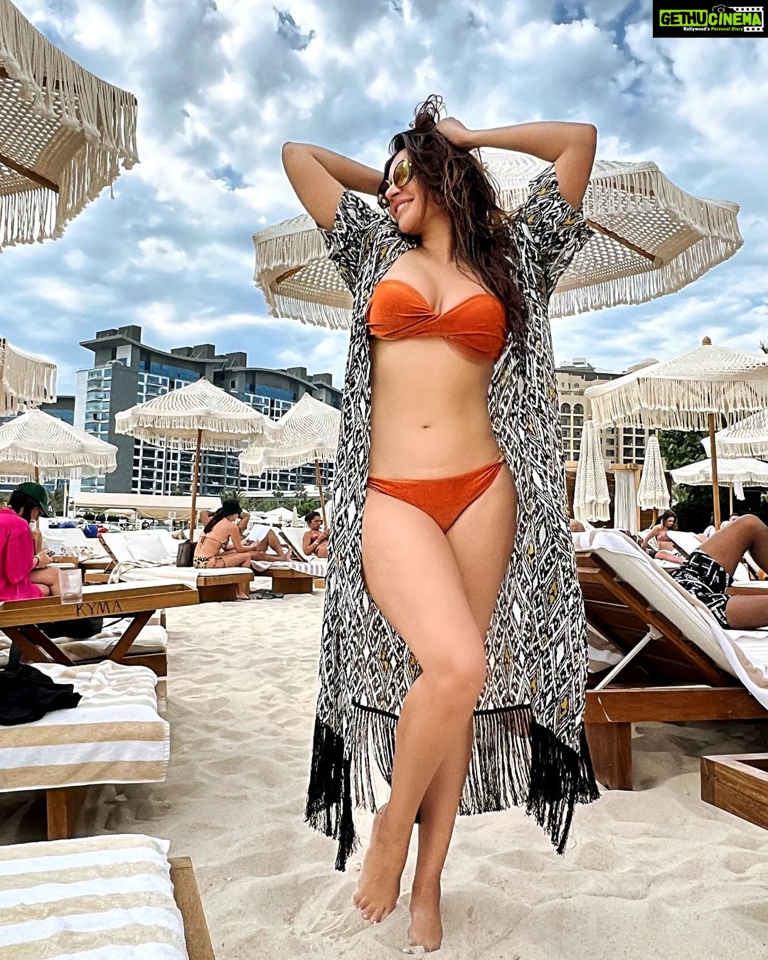 Shama Sikander Instagram - Ohh How much I miss Dubai.... Comment your favourite city where you last traveled? . . . #travelphotography #dubai #fashionable #strong #woman #shamasikander