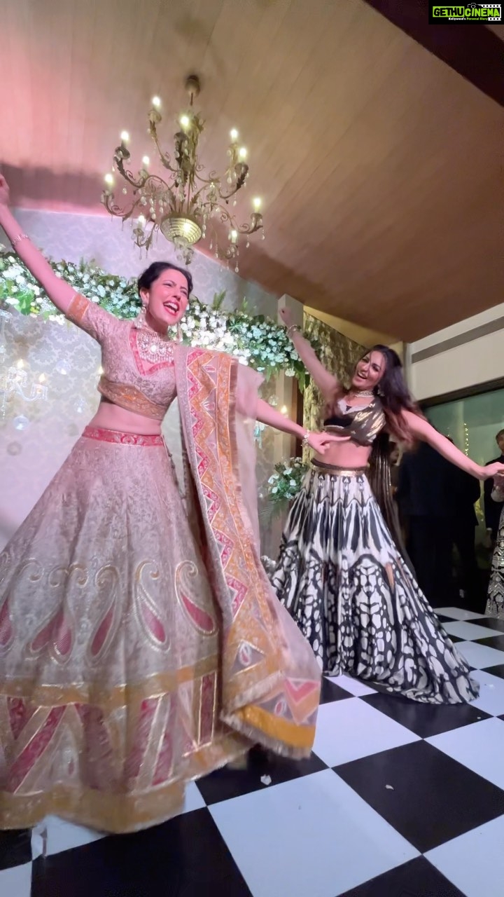 Shama Sikander Instagram - And thats how we BOOM 💥 Our dance performance for our lovely @sonnalliseygall and @asheshlsajnani ♥️🧿🤗 • • • #friends #reception #sangeet #performance #love #newlyweds #asheshfoundsona #friendswholoveeachother #friendsforever #boomjawani #shamasikander #poppyjabbal