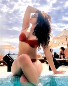 Shama Sikander Instagram - Hello Summer….😍 . . . #summervibes #photoshootdairies📷 #dubai #shootdairies #actorslife #shamasikander