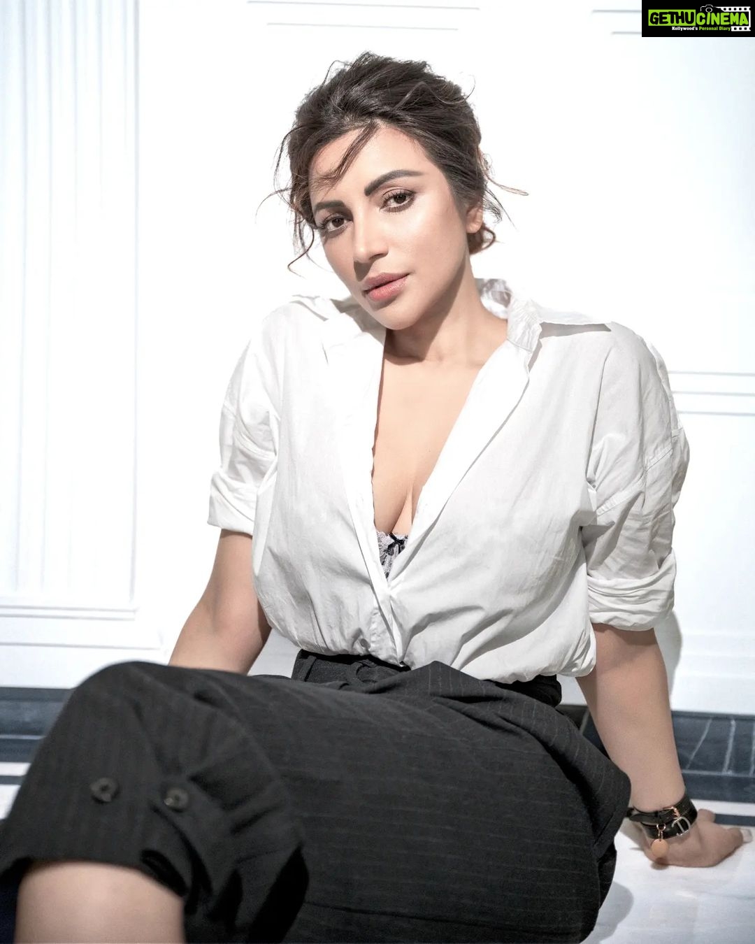 Shama Sikander Instagram - She always saw the beauty in everybody else.Little did she know it was a reflection of the beauty within her self.... . . . #beauty #strong #hayaa #happiness💕 #smile #eyes #stylefashion #photography #shamasikander