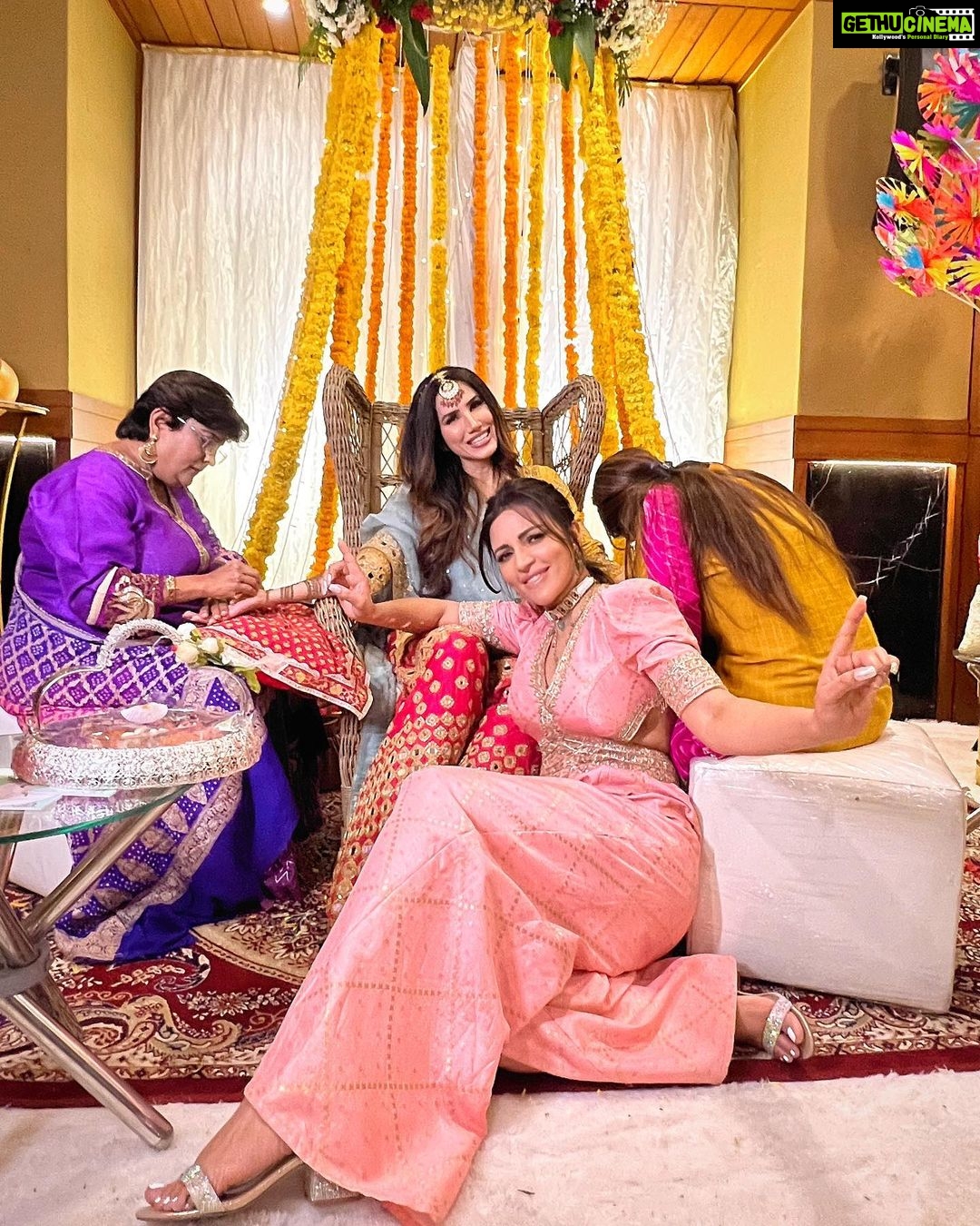 Shama Sikander Instagram - @sonnalliseygall 🩷 @asheshlsajnani ki shaadhi… #tohappyeverafter with the Shaadi wala gang! . . #friends #shaadi #goodtimes #love #light #shamasikander