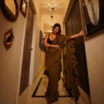 Shama Sikander Instagram - Tera Pallu Sarka Jaye Re Bas To Phir Ho Jaye.. . . . #sareelove #beautyinsaree #stylefashion #fashionable #fashionicon #photoshootdairies📷 #shamasikander