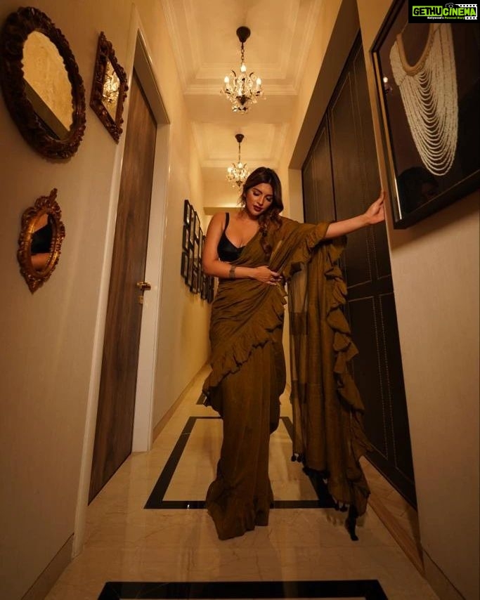 Shama Sikander Instagram - Tera Pallu Sarka Jaye Re Bas To Phir Ho Jaye.. . . . #sareelove #beautyinsaree #stylefashion #fashionable #fashionicon #photoshootdairies📷 #shamasikander