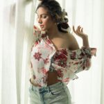 Shama Sikander Instagram - Madhosh...🥰❤️❤️ . . . #shayri #photoshootideas #pose #strong #stylish #unstoppable #influencer #shamasikander