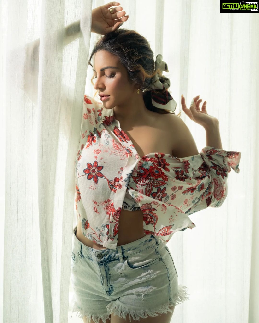 Shama Sikander Instagram - Madhosh...🥰❤️❤️ . . . #shayri #photoshootideas #pose #strong #stylish #unstoppable #influencer #shamasikander