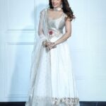 Shama Sikander Instagram - Desi Girl ❤️ . . . Outfit : @souniagohil 💎 : @meraki.mumbai @simrankhera5 MUA : @komalkumavat_makeovers 📸: @sk_.click Managed by : @jeevitaoberoi . . #love #light #desi #shamasikander