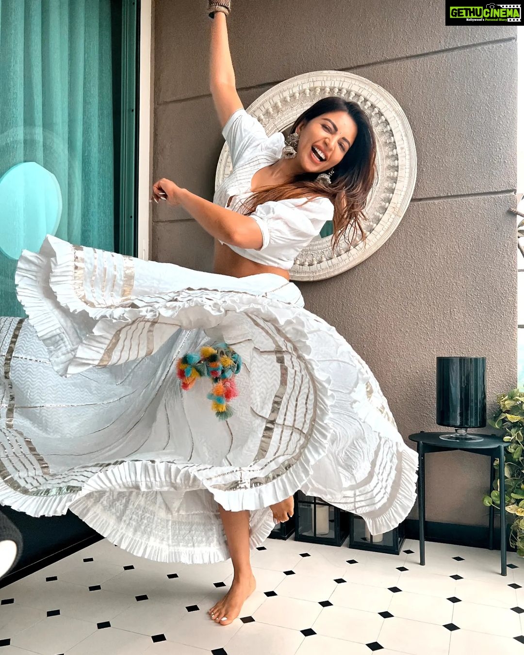Shama Sikander Instagram - Main banke radhika nachungi…. . . . #radha #nachungi #actorslife #stylefashion #holi #happiness💕 #shootdairies #shamasikander
