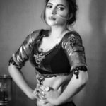 Shama Sikander Instagram - उस की याद आई है साँसो ज़रा आहिस्ता चलो धड़कनों से भी इबादत में ख़लल पड़ता है... . . . #influencer #looks #hayaa #shyari #bajiraomastani #actorslife #shamasikander jo