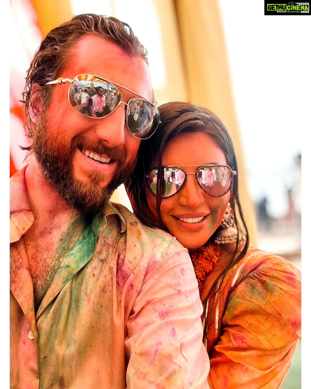 Shama Sikander Instagram - Itna mazaaa kyun aaraha haiii….#holicelebrations with friends hope you all had a wonderful #holi ? 🧿😇♥️🎉 . . . #holi #festival #bollywoodlove #actorslife #happiness💕 #funmood #partytime #shamasikander Mumbai, Maharashtra