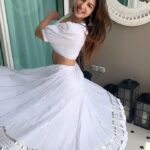 Shama Sikander Instagram - #happyholiiiii everyone 🎉😇♥️♥️♥️🤗. #rang #rangde #ranglagade #holi #festival #excited #fun #white #colors #festivalofcolors #india #indian #readytodance #shamasikander #girlinwhite