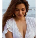 Shama Sikander Instagram - बर्क़ को अब्र के दामन में छुपा देखा है हम ने उस शोख़ को मजबूर-ए-हया देखा है... . . . #beauty #smile #mondaymotivation #hayaa #happyme #looks #shamasikander