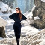 Shama Sikander Instagram - My spirit soars where the air grows thin..... . . . #mountains #gulmarg #kashmir #naturelovers #actorslife #travelphotography #shamasikander