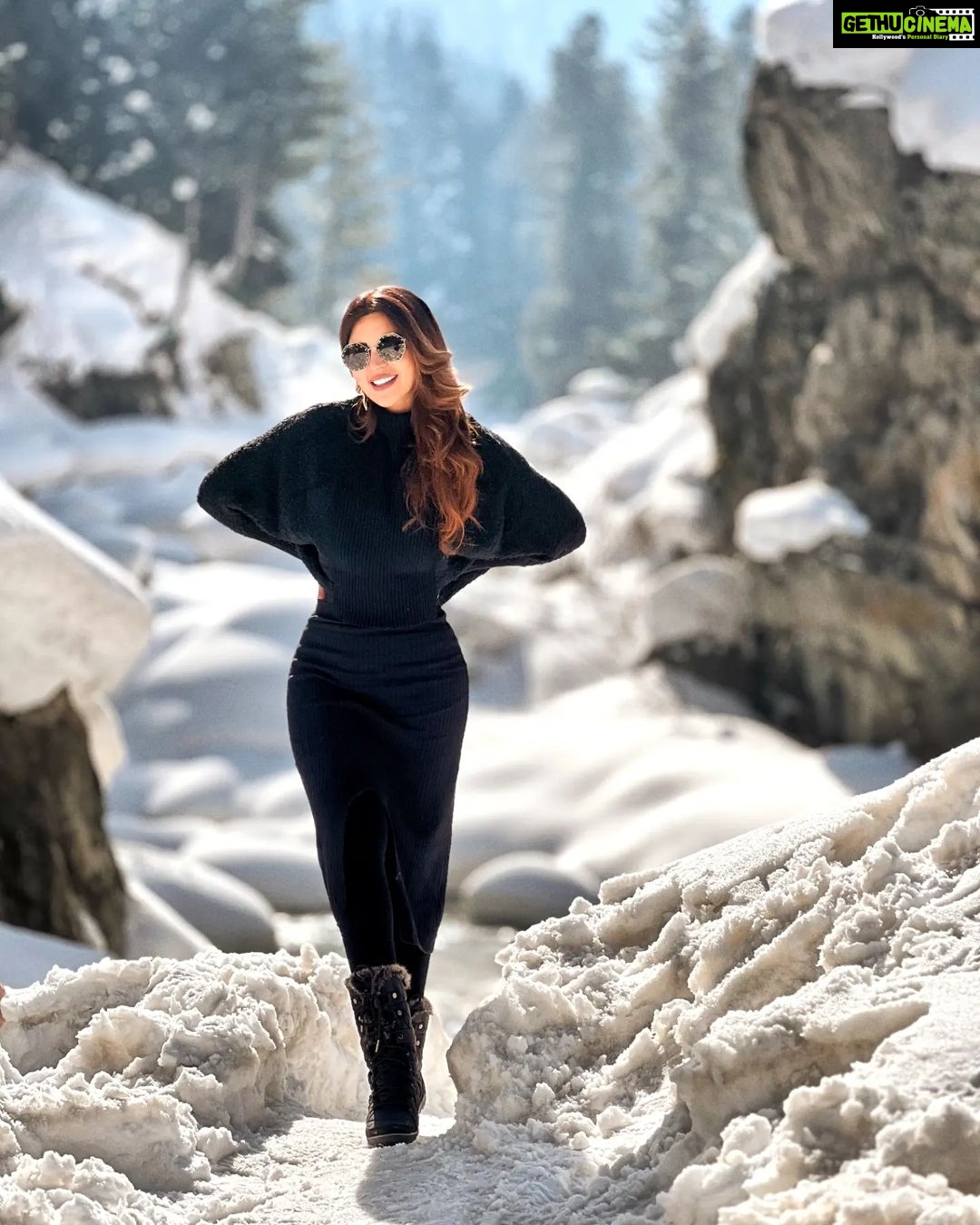 Shama Sikander Instagram - My spirit soars where the air grows thin..... . . . #mountains #gulmarg #kashmir #naturelovers #actorslife #travelphotography #shamasikander