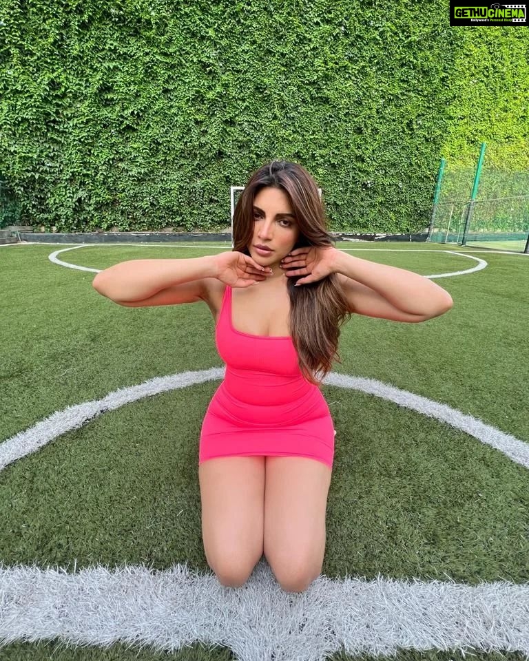 Shama Sikander Instagram - Feeling the wind….🥰 . . . #happiness💕 #wind #summervibes #actorslife #beauty #shamasikander