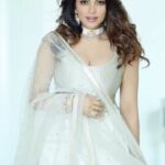 Shama Sikander Instagram - आज फिर जीने की तमन्ना है ✨❤️ . . Outfit : @souniagohil 💎 : @meraki.mumbai @simrankhera5 MUA : @komalkumavat_makeovers 📸: @sk_.click . . #love #light #trending #reels #shamasikander