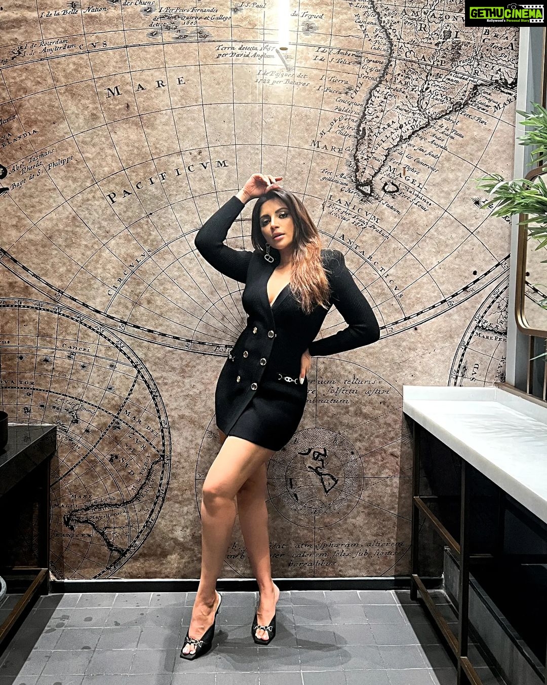 Shama Sikander Instagram - Black 🖤 . . . #vibe #blacklove #prettygirls #happiness💕 #stylefashion #fashionphptography #shamasikander