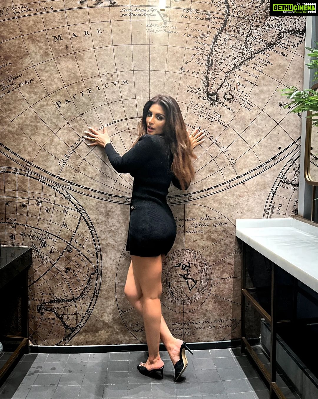 Shama Sikander Instagram - Black đź–¤ . . . #vibe #blacklove #prettygirls #happinessđź’• #stylefashion #fashionphptography #shamasikander