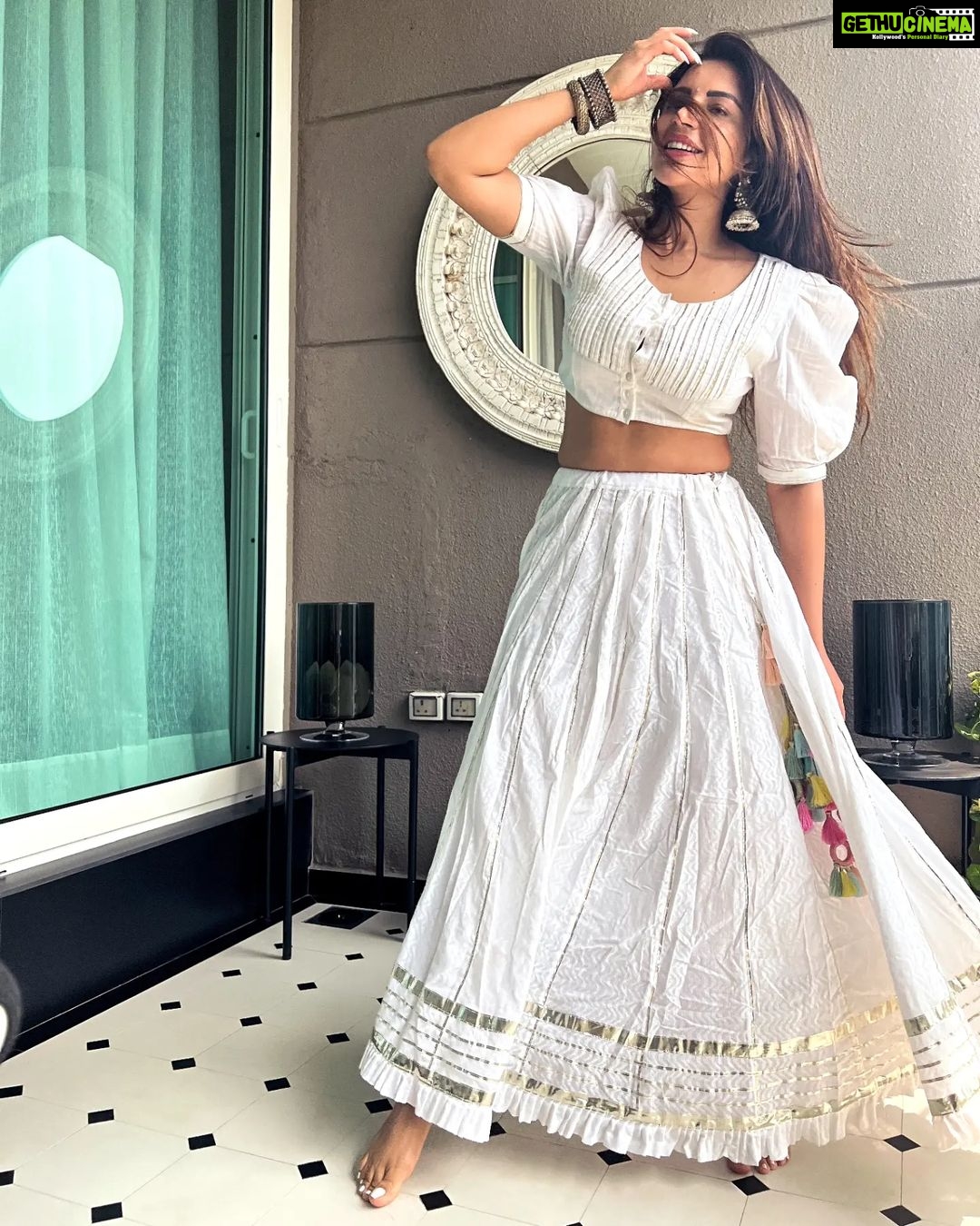 Shama Sikander Instagram - Main banke radhika nachungi…. . . . #radha #nachungi #actorslife #stylefashion #holi #happiness💕 #shootdairies #shamasikander
