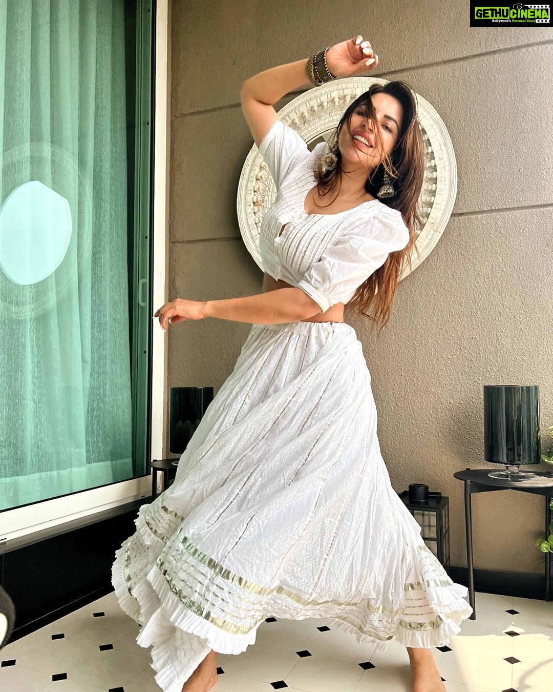 Shama Sikander Instagram - Main banke radhika nachungi…. . . . #radha #nachungi #actorslife #stylefashion #holi #happiness💕 #shootdairies #shamasikander