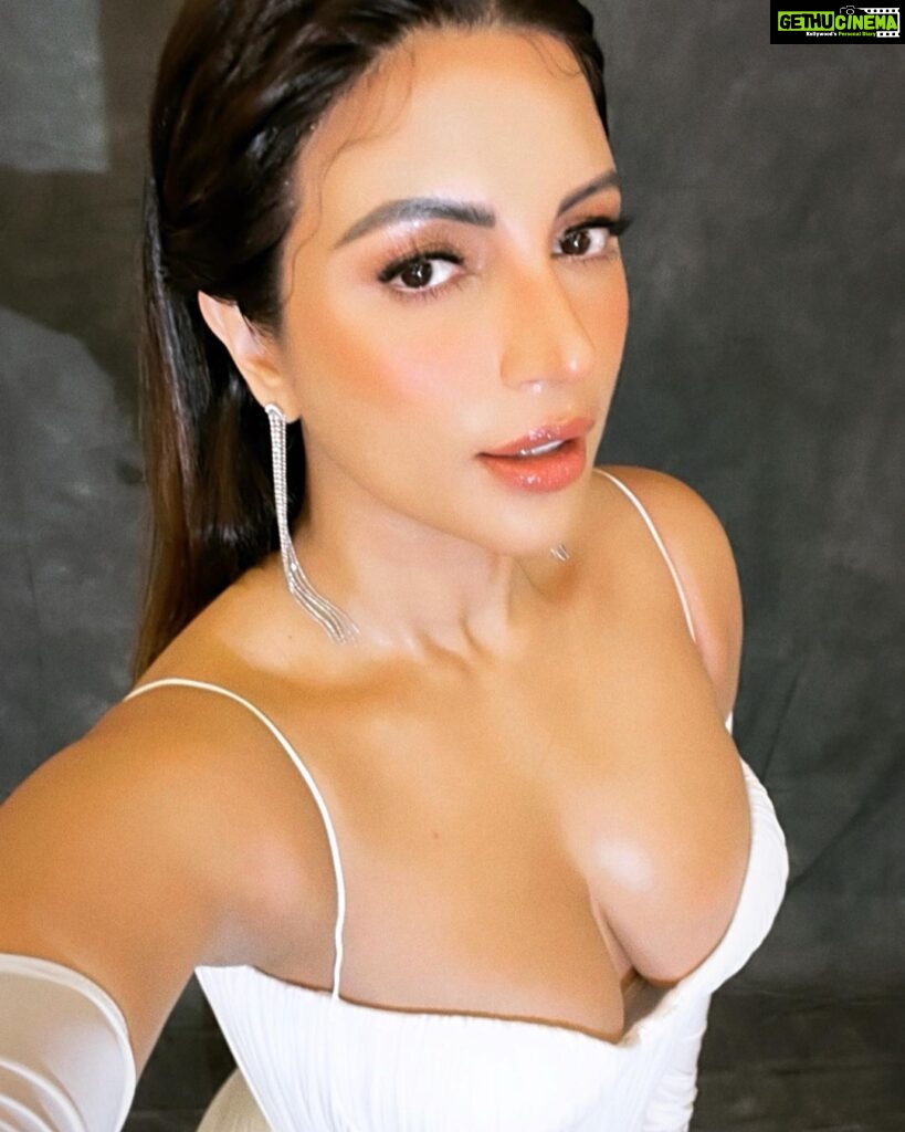 Shama Sikander Instagram - In between shoot #selfie which is = #selflove #selfpraising never forget to tell yourself “hello beautiful” ✨🤍 . . #love #light #shamasikander