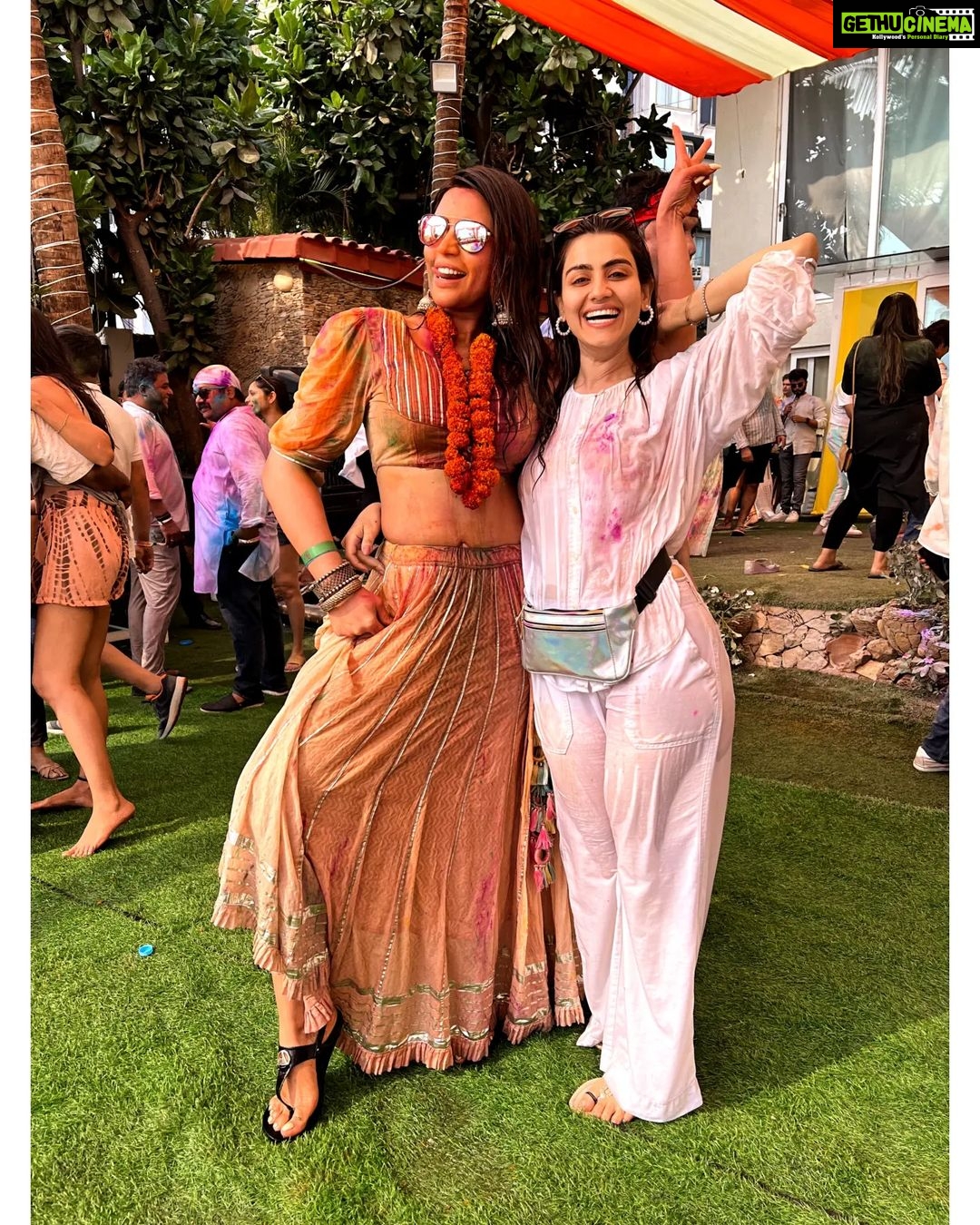 Shama Sikander Instagram - Itna mazaaa kyun aaraha haiii….#holicelebrations with friends hope you all had a wonderful #holi ? 🧿😇♥️🎉 . . . #holi #festival #bollywoodlove #actorslife #happiness💕 #funmood #partytime #shamasikander Mumbai, Maharashtra