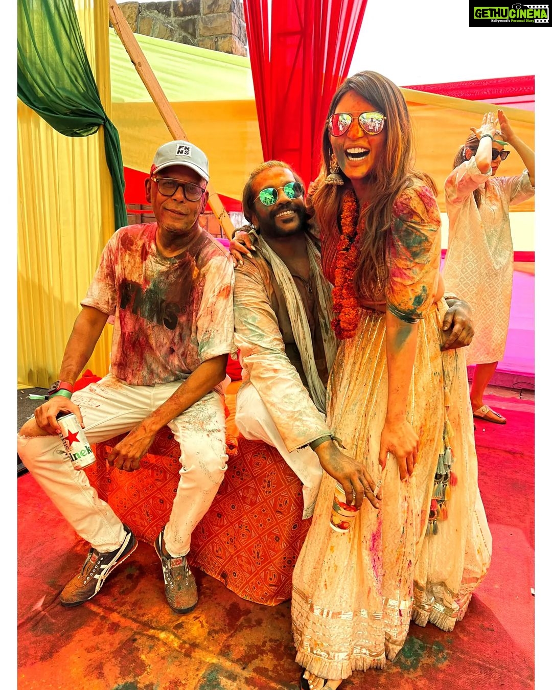 Shama Sikander Instagram - Itna mazaaa kyun aaraha haiii….#holicelebrations with friends hope you all had a wonderful #holi ? 🧿😇♥️🎉 . . . #holi #festival #bollywoodlove #actorslife #happiness💕 #funmood #partytime #shamasikander Mumbai, Maharashtra