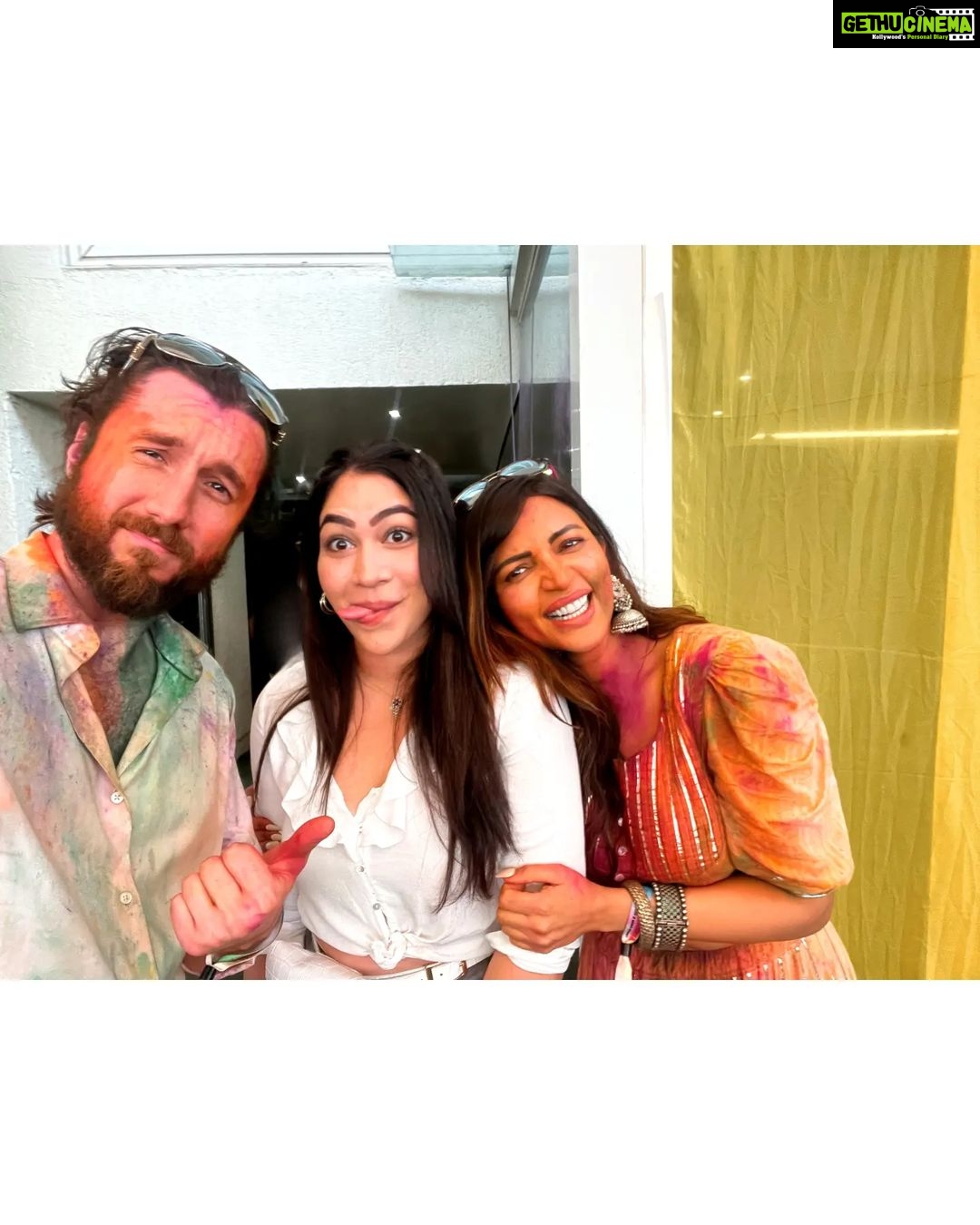 Shama Sikander Instagram - Itna mazaaa kyun aaraha haiii….#holicelebrations with friends hope you all had a wonderful #holi ? 🧿😇♥️🎉 . . . #holi #festival #bollywoodlove #actorslife #happiness💕 #funmood #partytime #shamasikander Mumbai, Maharashtra
