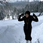 Shama Sikander Instagram - Ye baraf nasha hai….😍🤩. #love #snow #bollywood #masti #fun #swag #shamasikander #kashmir #gulmarg #travelwithss