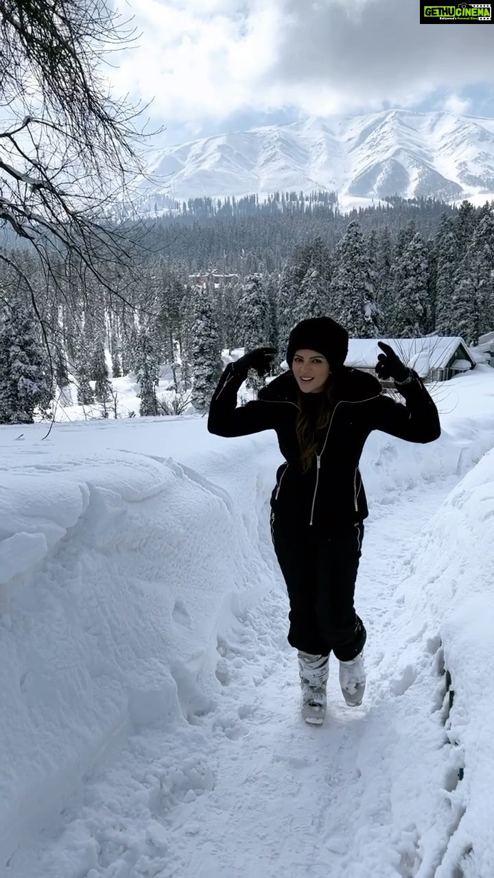 Shama Sikander Instagram - Ye baraf nasha hai….😍🤩. #love #snow #bollywood #masti #fun #swag #shamasikander #kashmir #gulmarg #travelwithss