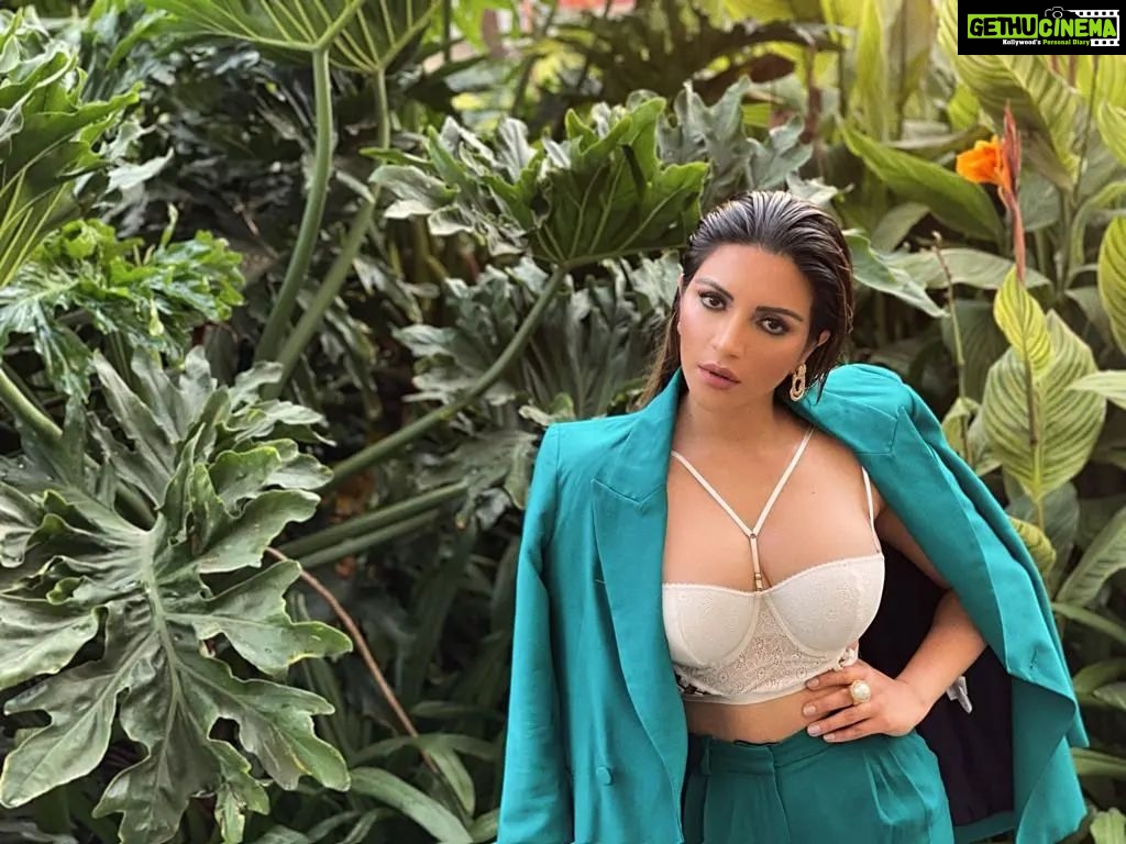 Shama Sikander Instagram - Being my Stylish Self….😎 . . . #stylefashion #camera #classy #influencer #sassy #instareels #shamasikander