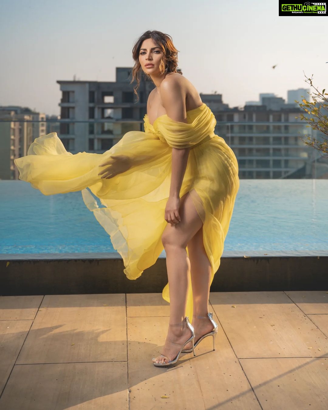 Shama Sikander Instagram - Kindness is beautiful 😍 . . . #happyme #kindness #looks #photoshootdairies📷 #shootdairies #yellowdress #shamasikander