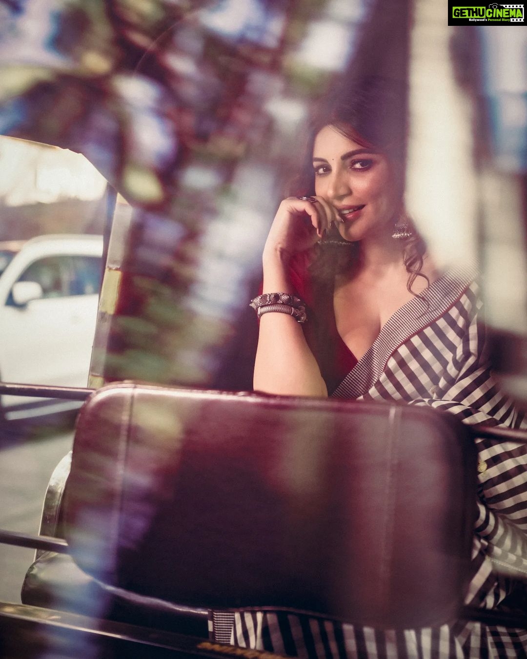 Shama Sikander Instagram - Haal Kaisa Hai Janab ka ….Chalo batao aage kya line hai comments mein? . . . #shootdairies #beauty #smile #photoshootideas #looks #beauty #shamasikander