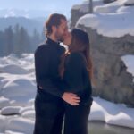 Shama Sikander Instagram - Pahadon ki baat hi kuch aur hai, aur pahadh aur uspe behti nadi aur uspe snow…. Sone pe suhaga….aur phir uspe tum @jamesmilliron 😇😍❄️❄️🧿☃️. #snow #nadi #pahadh #khubsoorat #beauty #nature #romance #love #kashmir #gulmarg #romance #ishq #ishqwalalove #jamesmilliron #jamsham #shamasikander #travelwithss