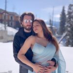 Shama Sikander Instagram – Ye hasin wadiyan ye khula aasman…. Aagaye hum kahan aye mere sajna….i love you @jamesmilliron ♥️ #happyvalentinesday gift to you all my reel lovers ♥️😇 #gulmarg #kashmir #snow #bollywood #song #music #favouriteperson #favoritesong #roja #movie #jamsham #shamasikander #jamesmilliron