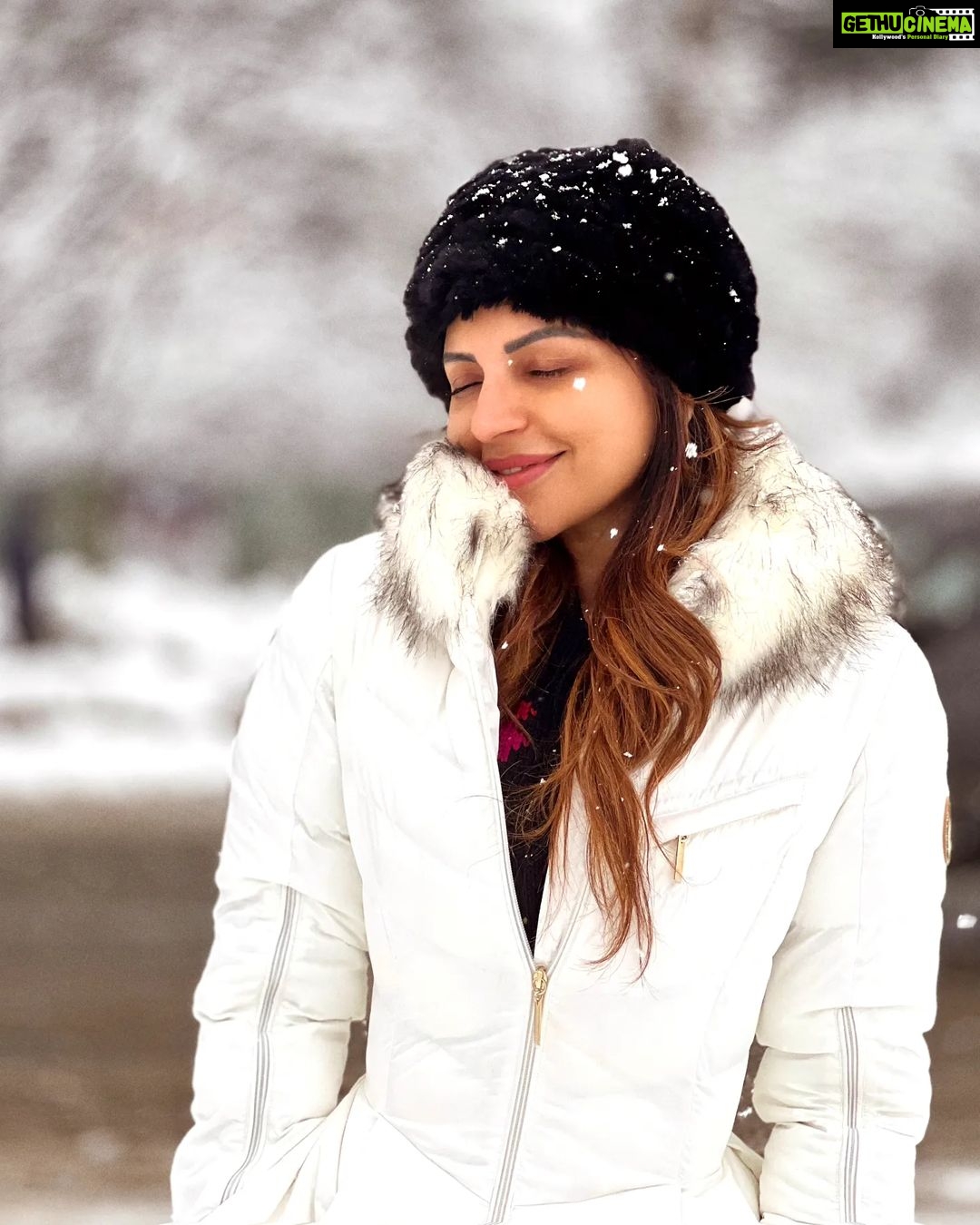 Shama Sikander Instagram - Officially #inheaven #heavenonearth #kashmir #gulmarg…..wadiye husn….such a dream 😍♥️ . . . #trending #travelphotography #travel #peace #happiness #shamasikander