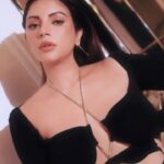 Shama Sikander Instagram - Be unbreakable, be unstoppable, be a game changer 😉🔥 . . #love #light #trending #reels #shamasikander