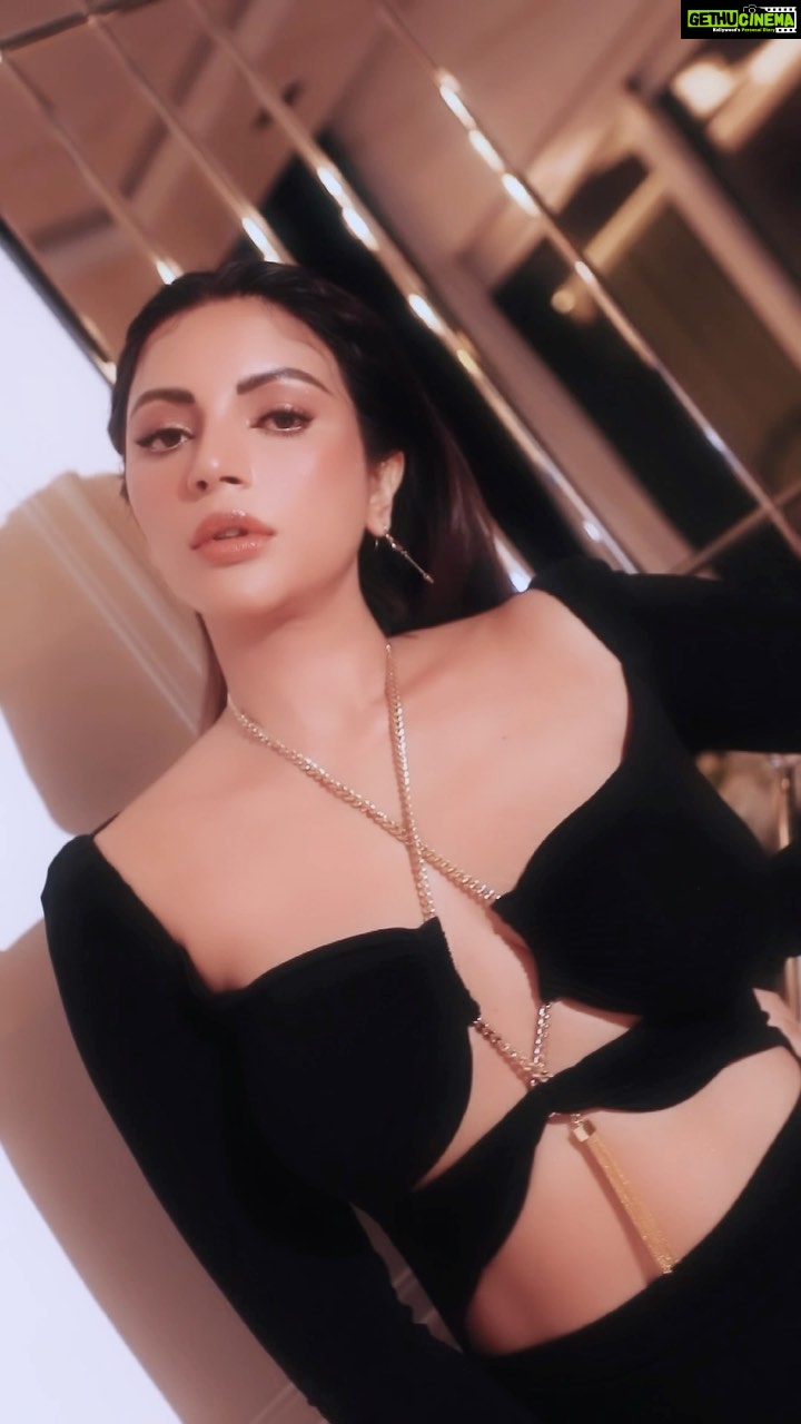 Shama Sikander Instagram - Be unbreakable, be unstoppable, be a game changer 😉🔥 . . #love #light #trending #reels #shamasikander