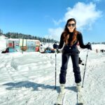 Shama Sikander Instagram – Amazing first day of #skiing , tried it for the first time and Man i am impressed with myself…. Thank you self for being so active and fit. All the Yoga really came in use….😇🙏🏻⛷️♥️ and it was super special bcoz I always wanted to do this with you baby love @jamesmilliron ♥️ your presence makes everything sooooo beautiful. Blessed 😇 🧿🙏🏻
.
.
.
#passion #travelphotography #couplegoals #life #success #trust #believeinyourself #happiness #smile #kashmir #shamasikander
