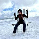 Shama Sikander Instagram – Amazing first day of #skiing , tried it for the first time and Man i am impressed with myself…. Thank you self for being so active and fit. All the Yoga really came in use….😇🙏🏻⛷️♥️ and it was super special bcoz I always wanted to do this with you baby love @jamesmilliron ♥️ your presence makes everything sooooo beautiful. Blessed 😇 🧿🙏🏻
.
.
.
#passion #travelphotography #couplegoals #life #success #trust #believeinyourself #happiness #smile #kashmir #shamasikander