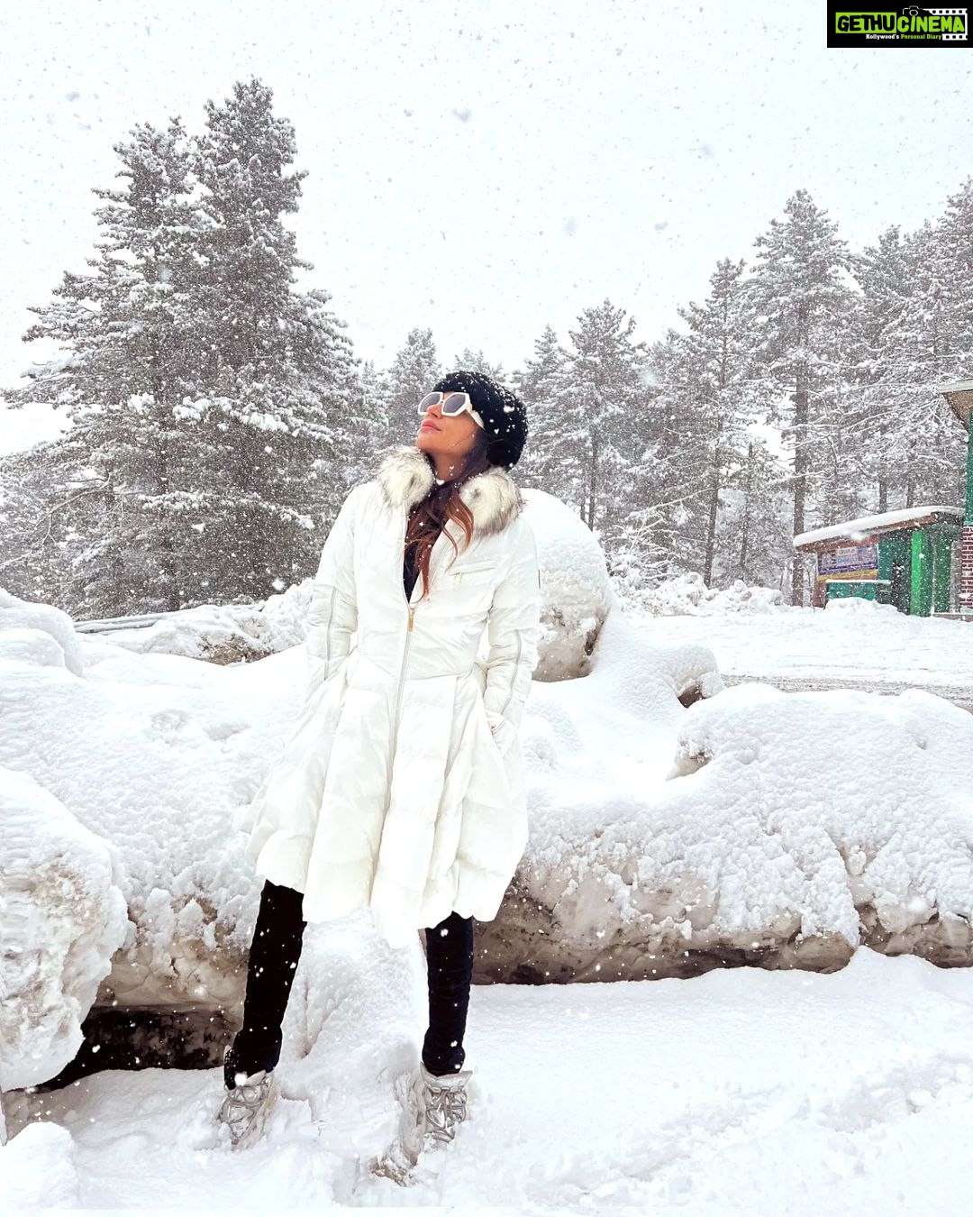 Shama Sikander Instagram - Officially #inheaven #heavenonearth #kashmir #gulmarg…..wadiye husn….such a dream 😍♥️ . . . #trending #travelphotography #travel #peace #happiness #shamasikander