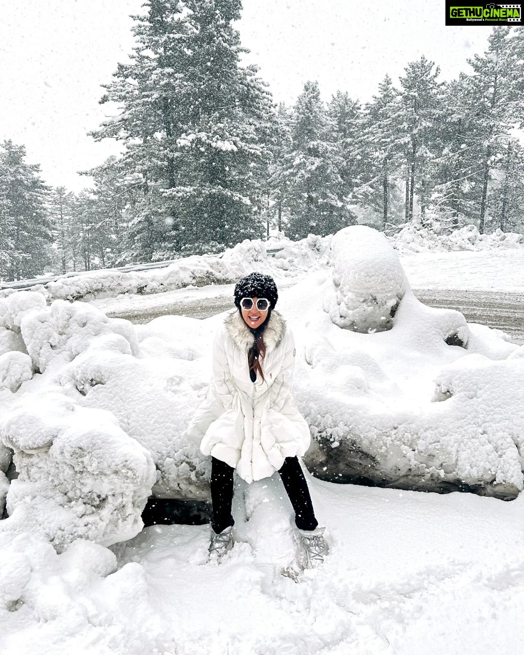 Shama Sikander Instagram - Officially #inheaven #heavenonearth #kashmir #gulmarg…..wadiye husn….such a dream 😍♥️ . . . #trending #travelphotography #travel #peace #happiness #shamasikander