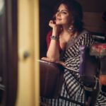Shama Sikander Instagram - Autowale babu mera gana chala do….😝Fun mood on..... Loving the vibe😍 . . Make up & Hair:- @symone.neilson_mua_hair Photographer:- @deepak_das_photography . . #happyme #funmood #vibes #positivevibes #happiness #smile #diva #actorslife #shamasikander