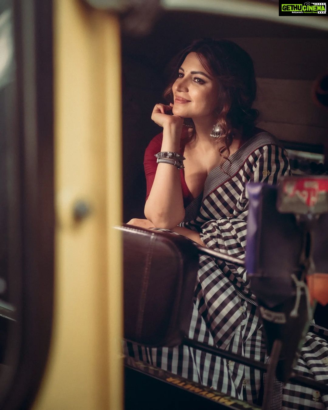 Shama Sikander Instagram - Autowale babu mera gana chala do….😝Fun mood on..... Loving the vibe😍 . . Make up & Hair:- @symone.neilson_mua_hair Photographer:- @deepak_das_photography . . #happyme #funmood #vibes #positivevibes #happiness #smile #diva #actorslife #shamasikander