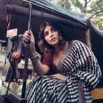 Shama Sikander Instagram - Ek nadi se maine poochha ithla ke chal di kahan? Door tere pee ka ghar hai balkha ke chal di kahan? . . Makeup & Hair :- @symone.neilson_mua_hair Photographer:- @deepak_das_photography . . . #photoshoot #asthetic #woman #stylish #icon #influencer #shamasikander #actorslife #bollywood