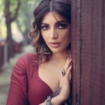 Shama Sikander Instagram - I’m tripping on this song…. Who else feels this is one the best songs that have come in a long time? …. Leave a ♥️ in the comments below 👇 • • Makeup & Hair :- @symone.neilson_mua_hair Photographer:- @deepak_das_photography • • A special thanks to one of my favorite #hangout #adda nowadys, @themoonvillagecafe thank you for creating this beautiful space ♥️😇 Thanks @damani_aditya much love ♥️🤗 . . #bollywoodlove #trending #viral #dreamgirl #shamasikanderreels