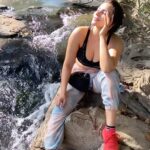 Shama Sikander Instagram - Dhuan chata khula gagan mera, nayi disha naya safar mera…..😇😇🧿🧿🧿. #ilovenature #evolved #aware #awaken #gratitude 🙏🏻