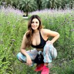 Shama Sikander Instagram - I hope you will start your day with this smile 😃 . . . #stylefashion #fashionstyle #influencer #icon #diva #beauty #actorslife #shamasikander #bechildlike #keepyourinnerchildalive #lovelife #beyou #happy #joyous #excited #nature #naturelover #thisisme #curious #passionate #loveroflife #nature #beauty #motherearth