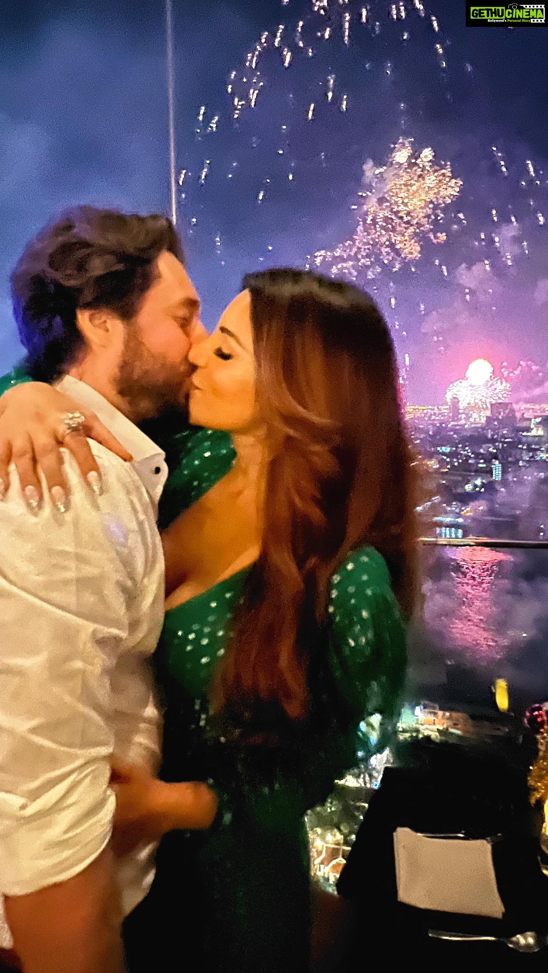 Shama Sikander Instagram - What a beautiful year , so much learning, so much love, year 2022 you have been the greatest year yetβ¦ thank you for all the wisdom and way of life ahead ππ»π with my love @jamesmilliron β₯οΈ bringing in the new year of Joy, the best of life, and achieving all our dreams and desires ππ»π₯. #happynewyear #happy2023 #lifeisbeautiful #gratitude #blessings #blissfull #mylife #mylove #ilovelife #livelifetothefullest #jamsham #jamesmilliron #shamasikander