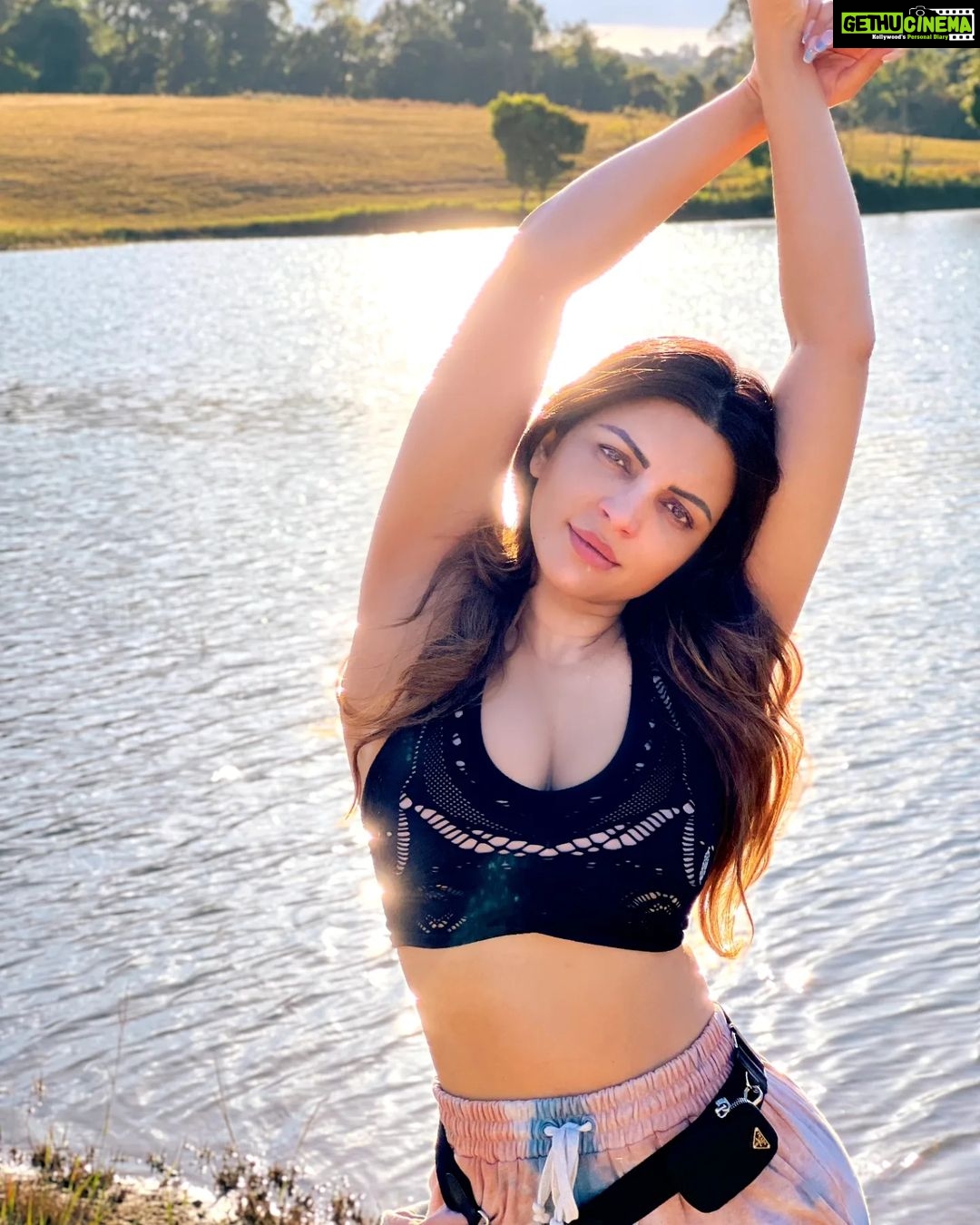 Shama Sikander Instagram - Second last day of the year couldn’t hv been better…. Thank you life for filling it with so much joy, love, laughter and perfection ♥️😍 I’m in awe of you ….🙏🏻😇😇😇